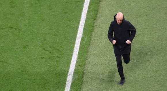 Man Utd fans convinced Ten Hag sneaked off for a poo during Crystal Palace game