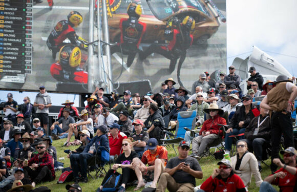 Curry, cheap caravans and buried beers: Bathurst 1000 endures for diehard fans