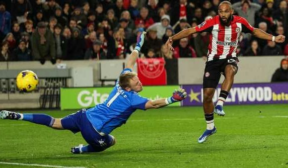 Arsenal's Ramsdale almost hands Brentford an early lead after howler
