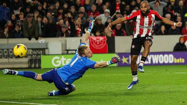 Arsenal's Ramsdale almost hands Brentford an early lead after howler