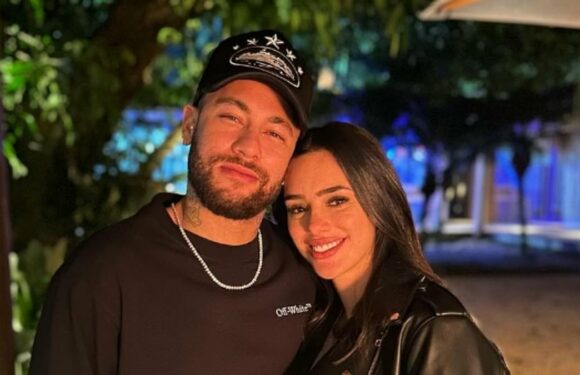 Neymar 'splits from girlfriend amid sex contract claims'