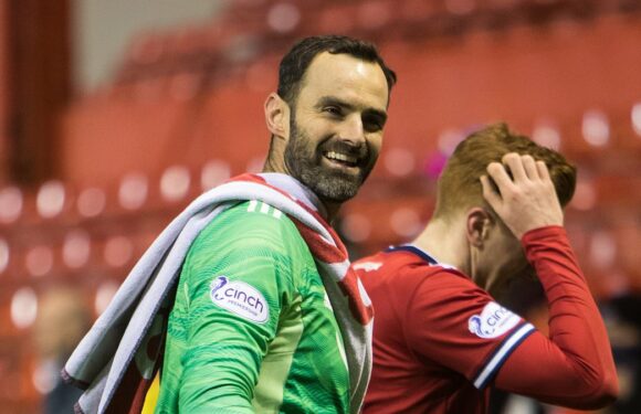 Ex-Aberdeen keeper Joe Lewis 'is training with Man United's academy'
