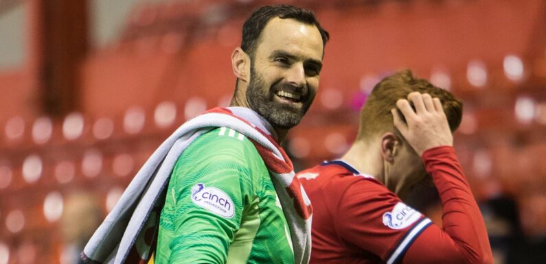 Ex-Aberdeen keeper Joe Lewis 'is training with Man United's academy'