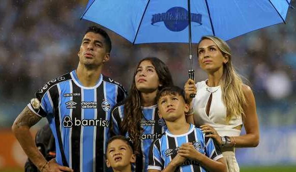 Luis Suarez and his family wave goodbye to Gremio fans after last game