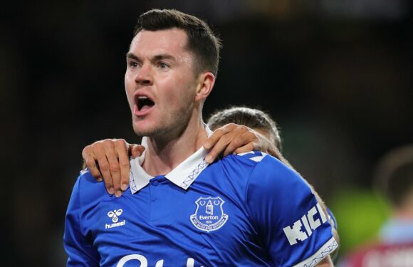 Michael Keane fights through the pain to help Everton march on